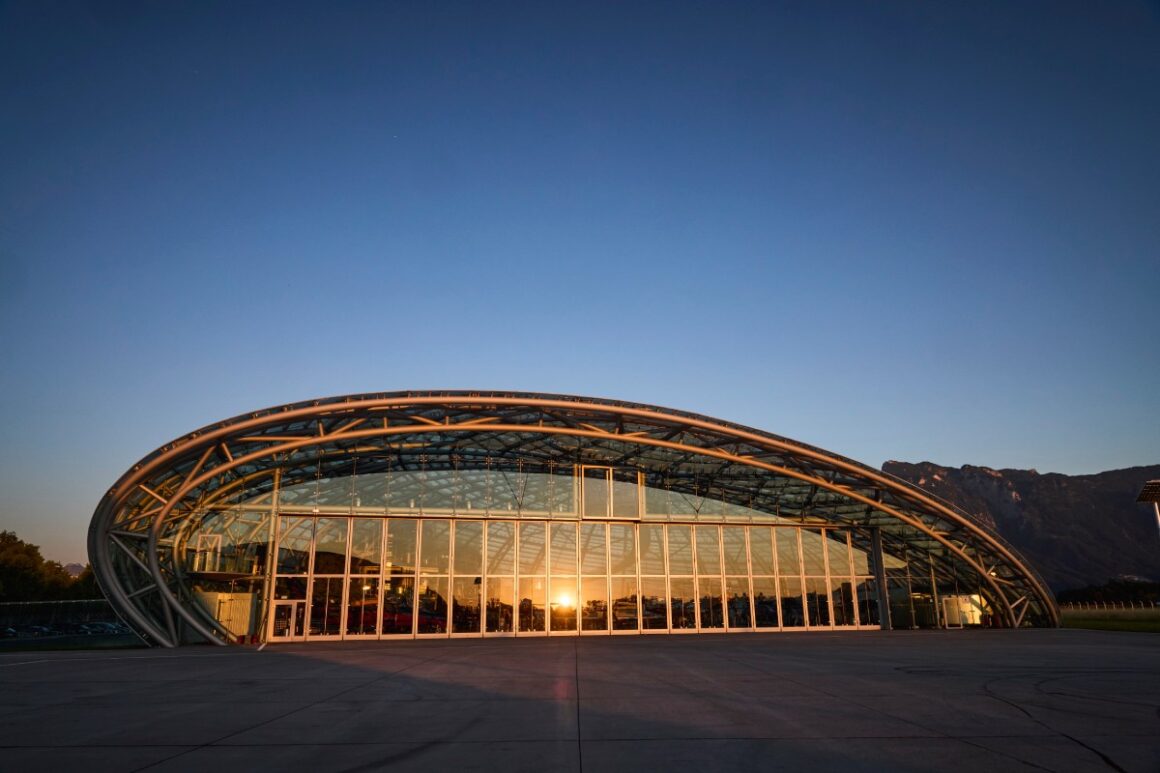Red Bull Hangar-7 am Salzburger Flughafen mit Sonnenreflexion