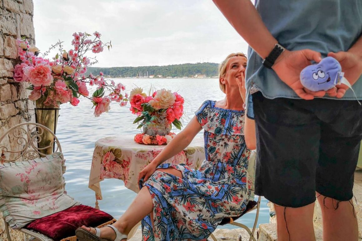 Mann macht Frau einen Hochzeitsantrag in Kroatien