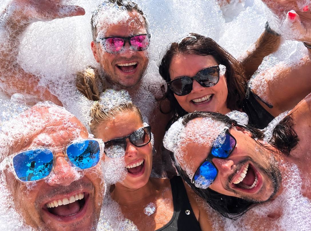 Fröhliche Urlauber auf einer Schaumparty in der Türkei