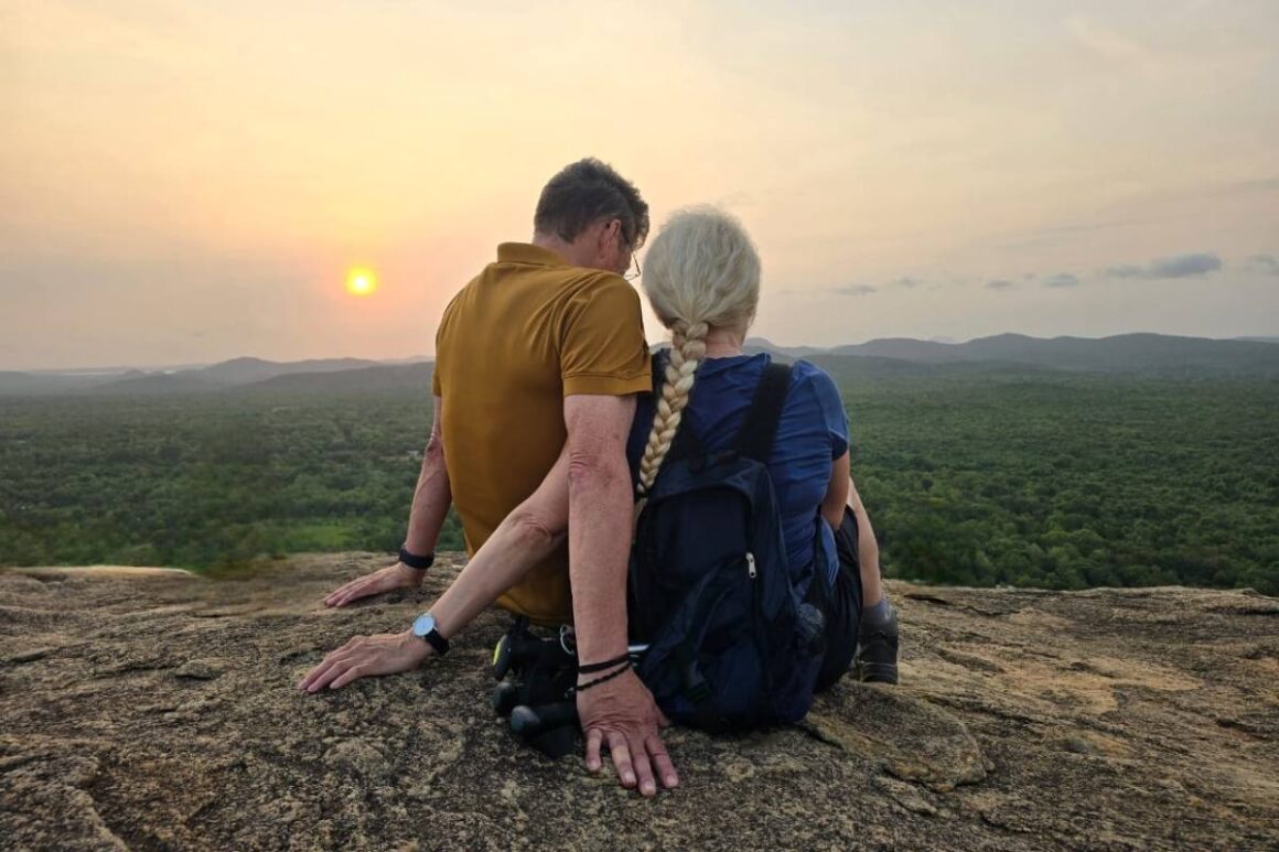 Paar beobachtet Sonnenaufgang auf dem Pidurangala-Felsen in Sri Lanka