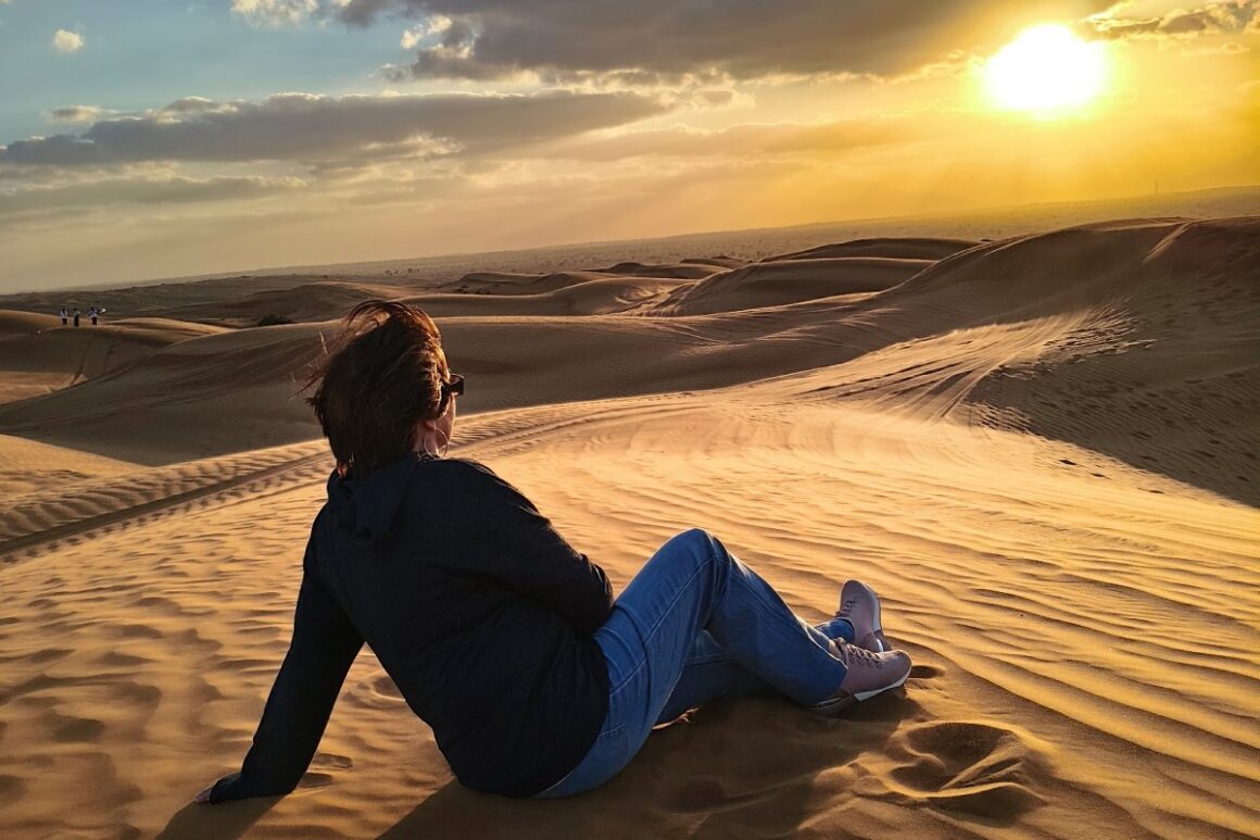 Urlauberin auf Wüstensafari in V.A.E.
