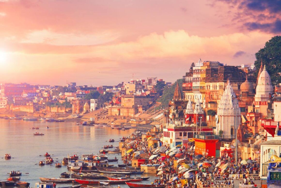 Stadt Varanasi am Ufer des Ganges, Indien