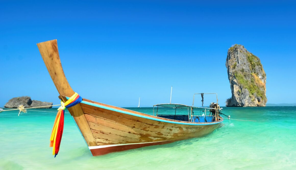 Wo liegen die schönsten Strände in Thailand? Boot am Strand von Thailand