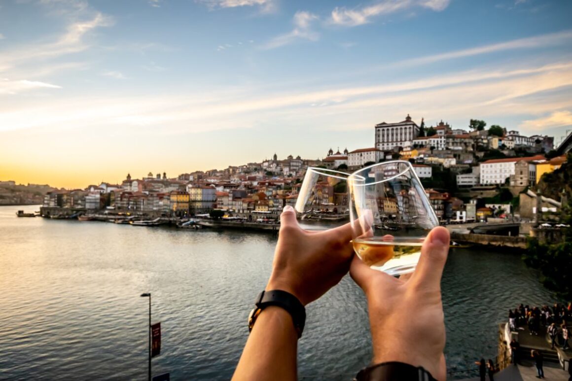 Weingläser auf dem Douro in Porto, Portugal