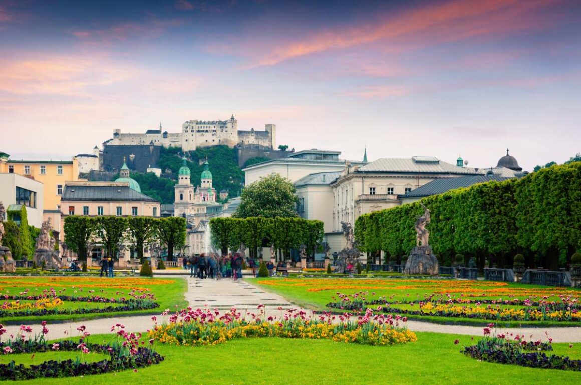 Blick auf die Festung Hohensalzburg von Mirabellgarten in Salzburg