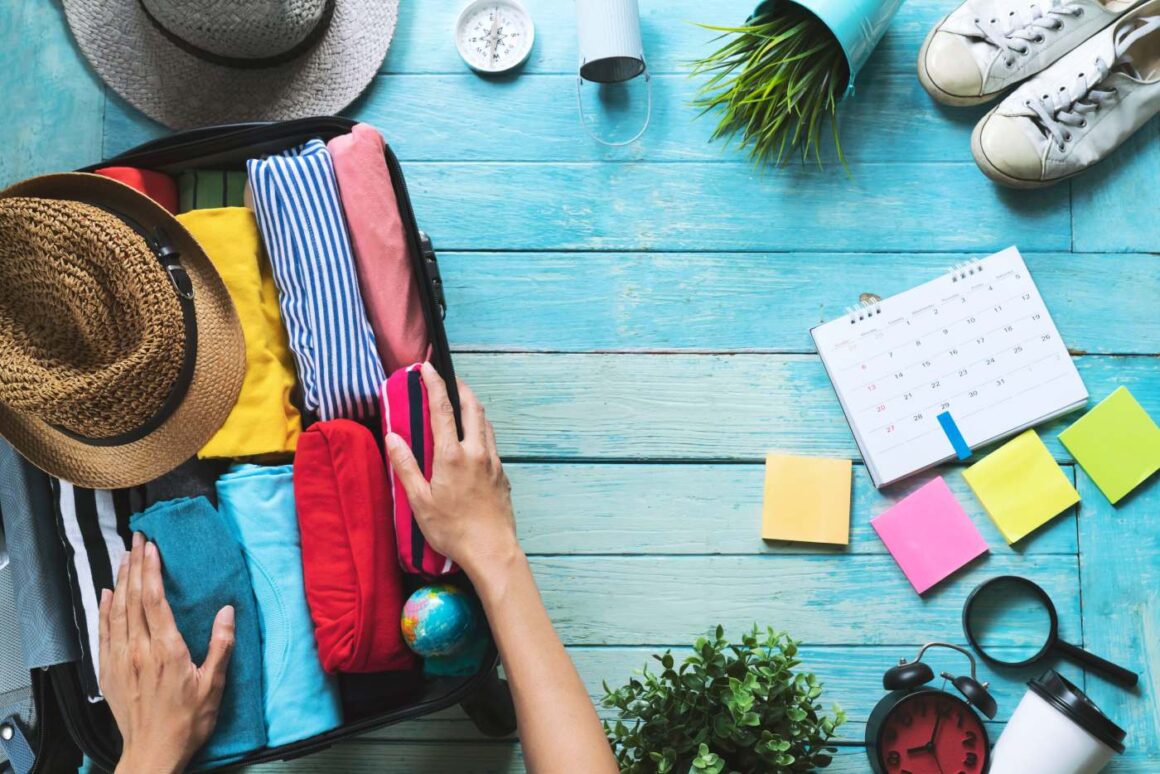 Hände packen Handgepäckkoffer
