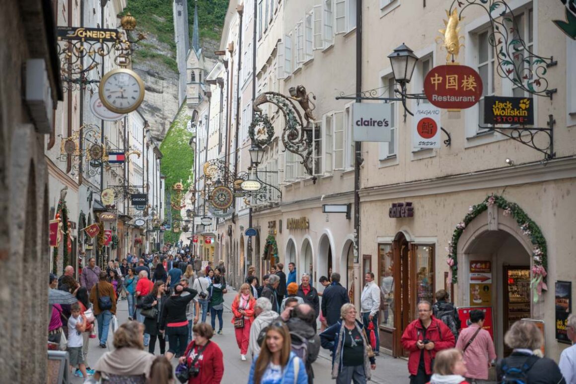 Mit zahlreichen Fußgängern belebte Getreidegasse in Salzburg