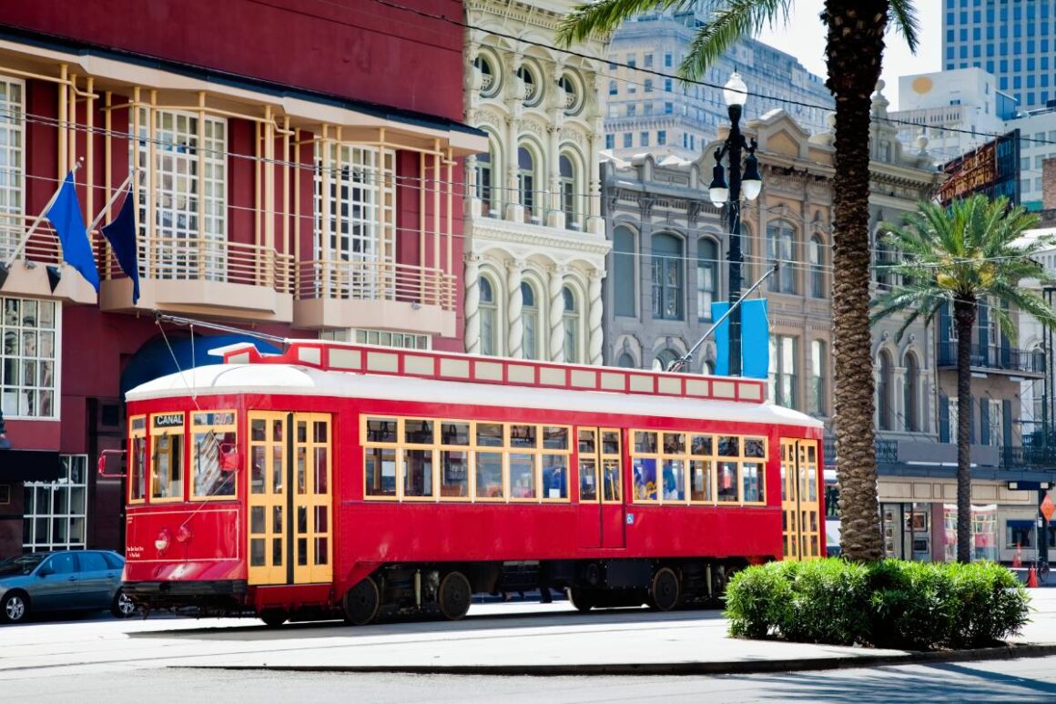 Roter Straßenbahnwaggon in New Orleans, USA