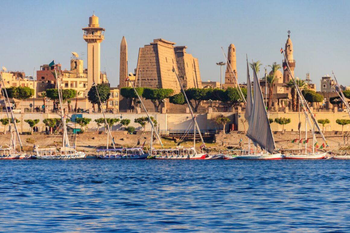 Blick auf Tempel in Luxor vom Nil aus