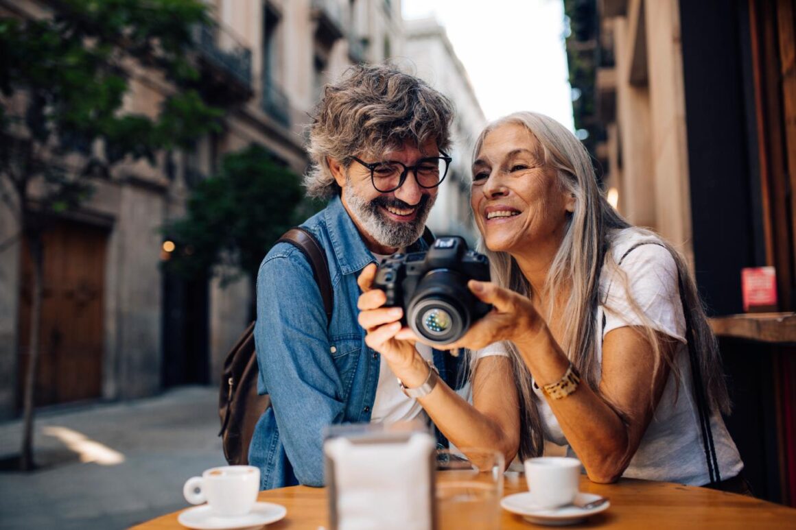 Fotowettbewerb 25 Jahre sonnenklar.TV – die 10 schönsten Fotos unserer Urlauber Älteres Paar im Urlaub schaut Fotos auf Digitalkamera an