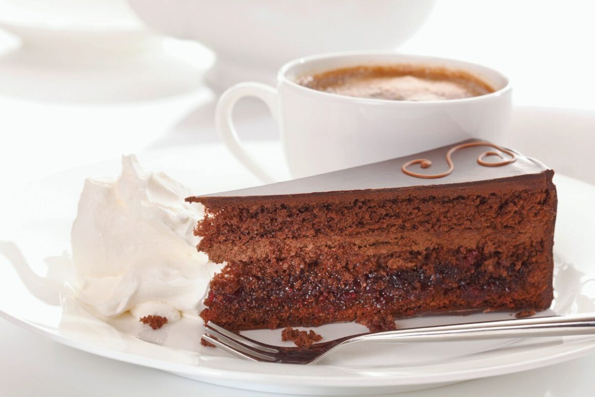 Sachertorte mit Schlagsahne und Kaffee