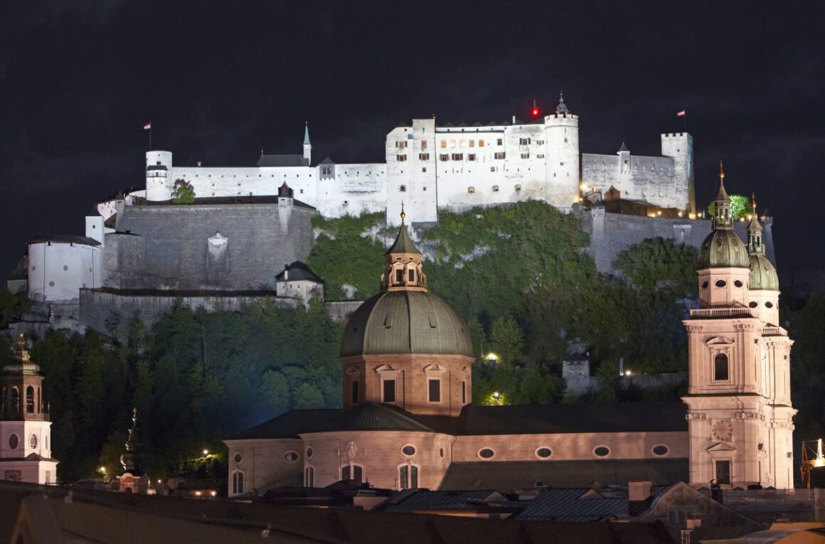 Dom und Schloss von Salzburg bei Nacht