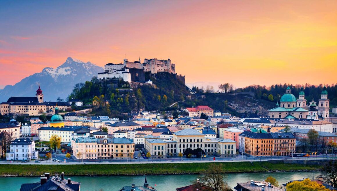 Top 9 Salzburg Sehenswürdigkeiten – was man in der Mozart-Stadt gesehen haben sollte Malerischer Blick auf die Skyline der Stadt Salzburg im Sonnenuntergang