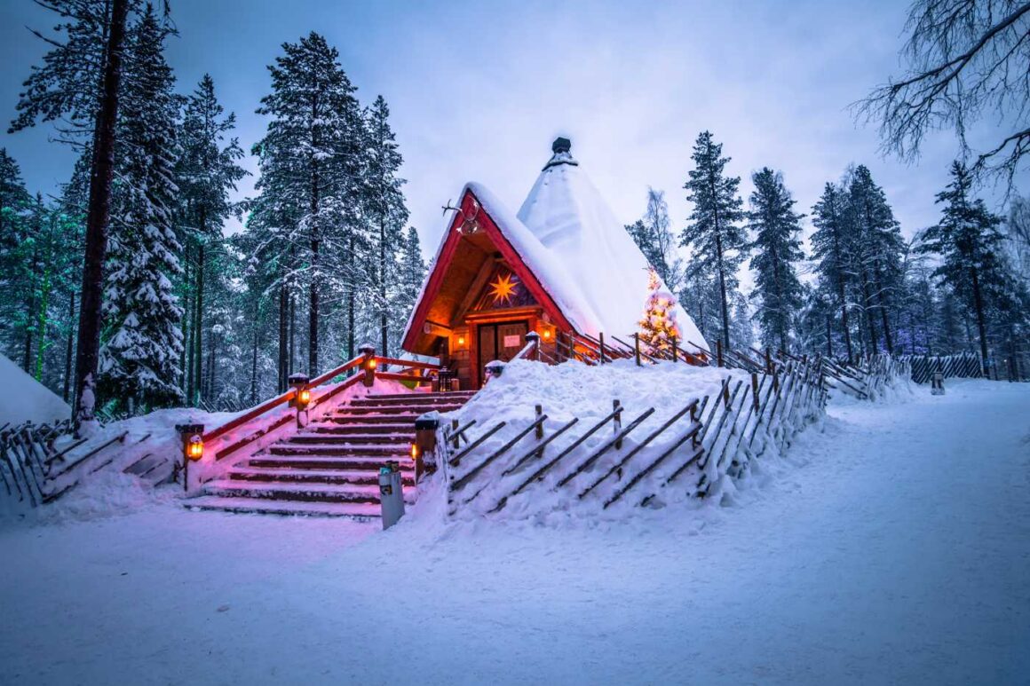 Beleuchtetes Haus im Weihnachtsmanndorf Rovaniemi, Finnland