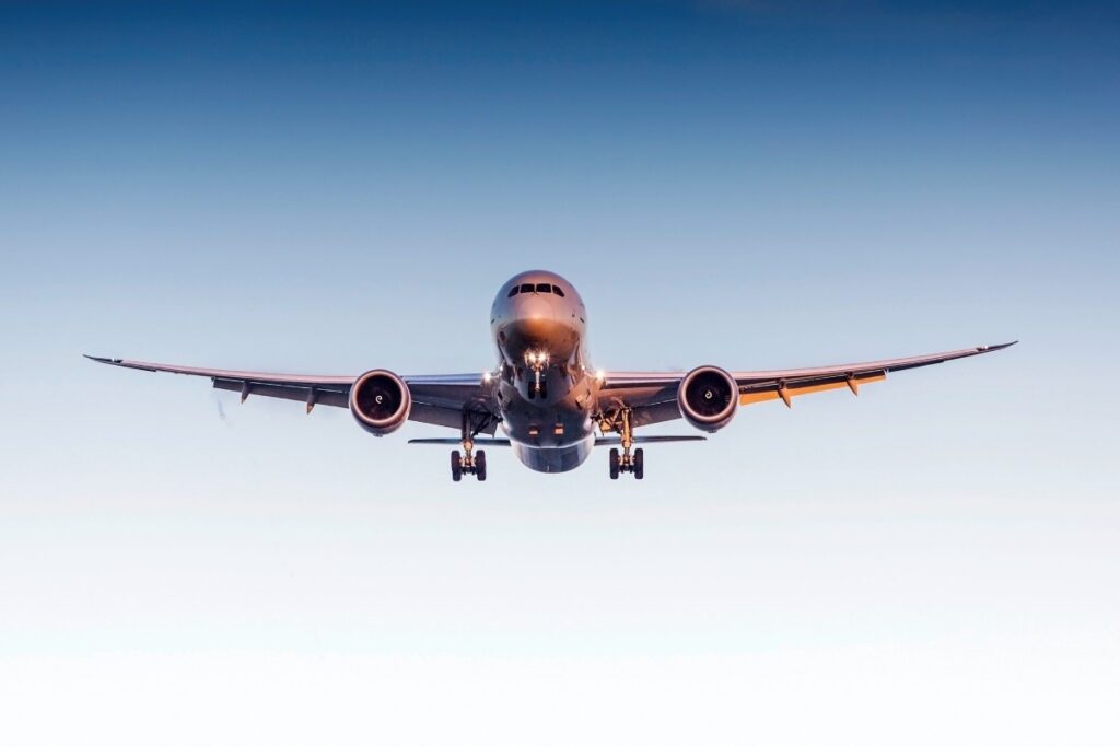 Flugzeug bei Abflug in Frontalansicht