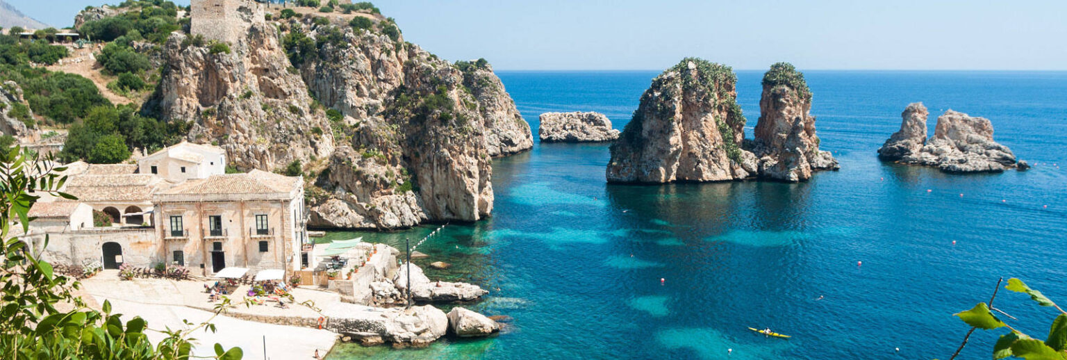 Strand auf Sizilien mit Felsen und Haus