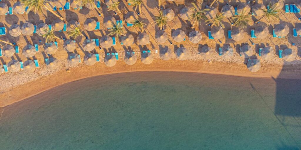 Ägypten und Katar starten Milliardenprojekt „Alam Al-Roum“ an der Mittelmeerküste Strand in Ägypten aus Vogelperspektive