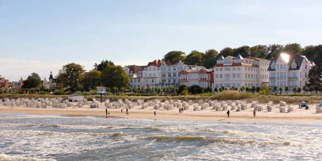 Ostseebad Bansin: Blick auf Sandstrand mit Strandkörben und Villen