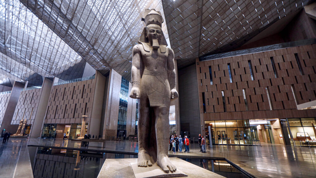 Grand Egyptian Museum mit Ramses-Statue