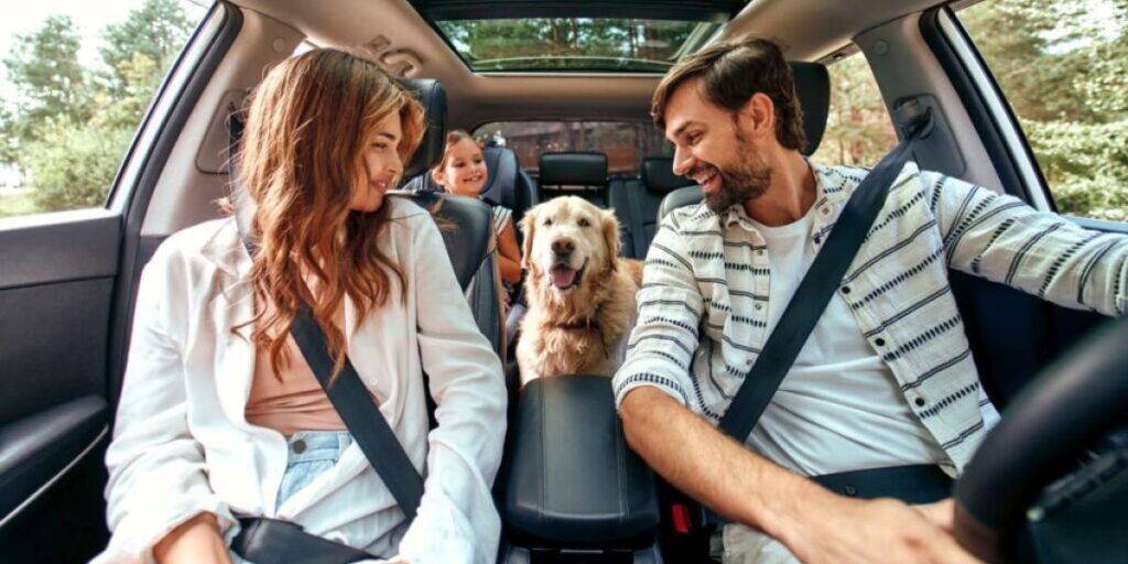 Reisen mit Hund: Südtirol bittet für Vierbeiner bald zur Kasse Fröhliche Familie mit Hund im Auto