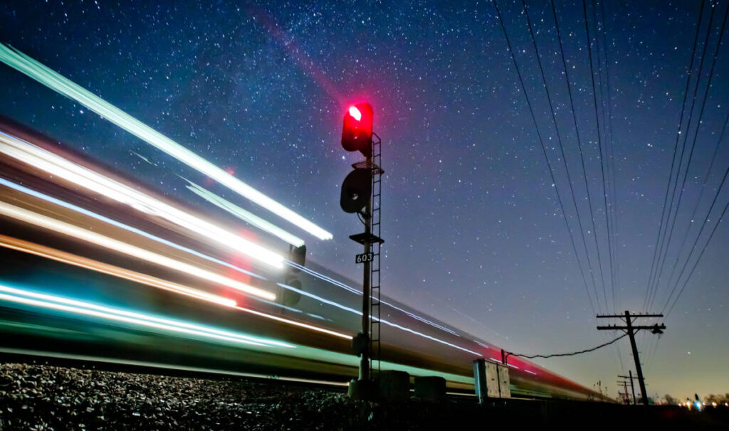Zug bei Nacht am Bahnhof