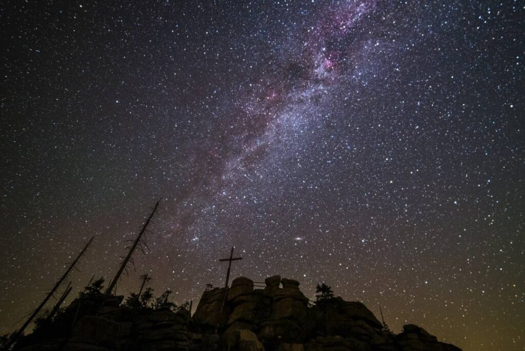 Milchstraße über Gipfelkreuz am Dreisessel.