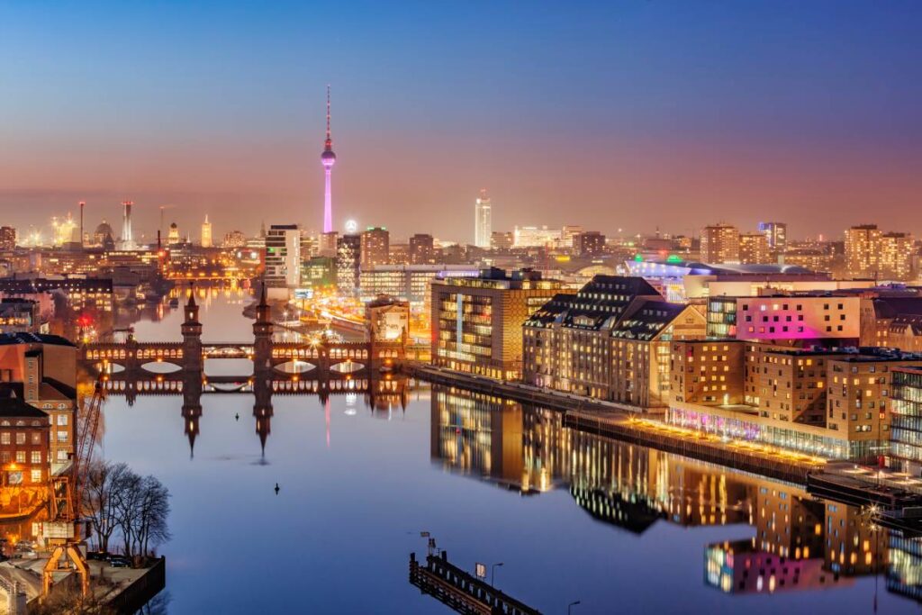 Beleuchtete Berliner Skyline am Abend mit Spree, Oberbaumbrücke und Fernsehturm.