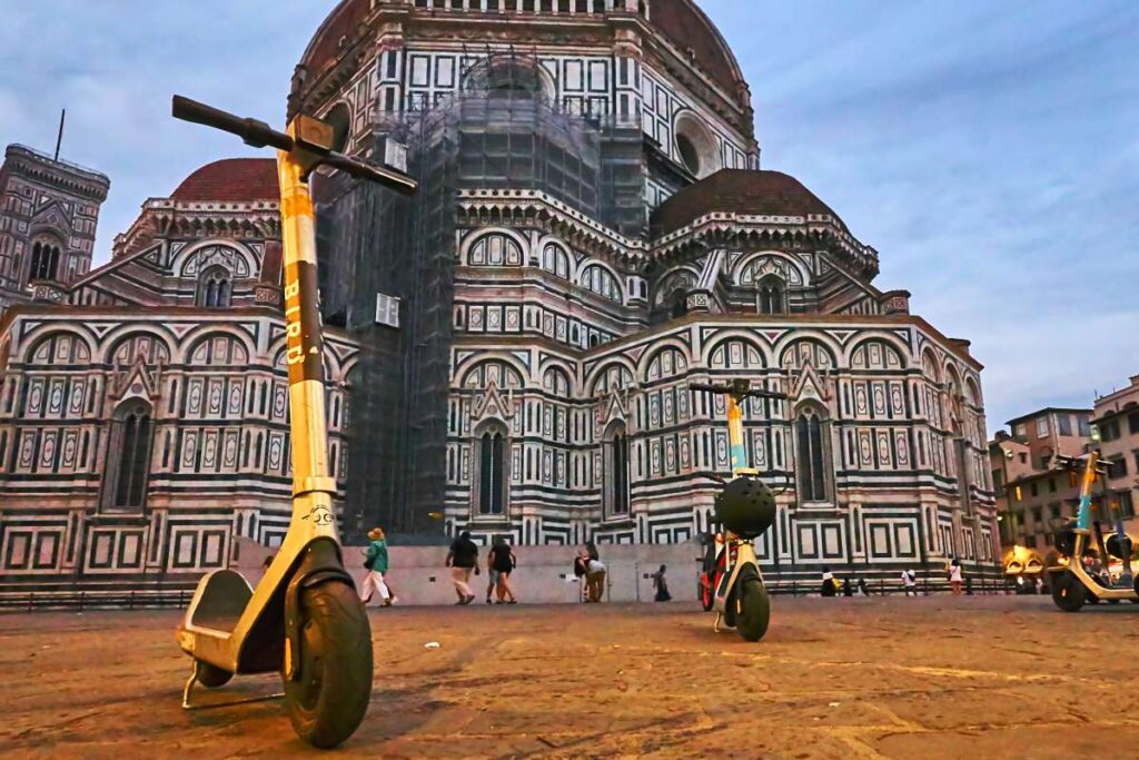 E-Scooter vor der Santa Maria del Fiore, Kathedrale von Florenz