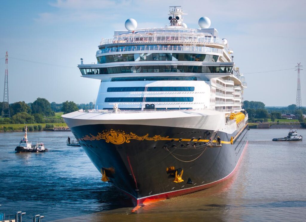 Kreuzfahrtschiff Disney Destiny in Frontalansicht