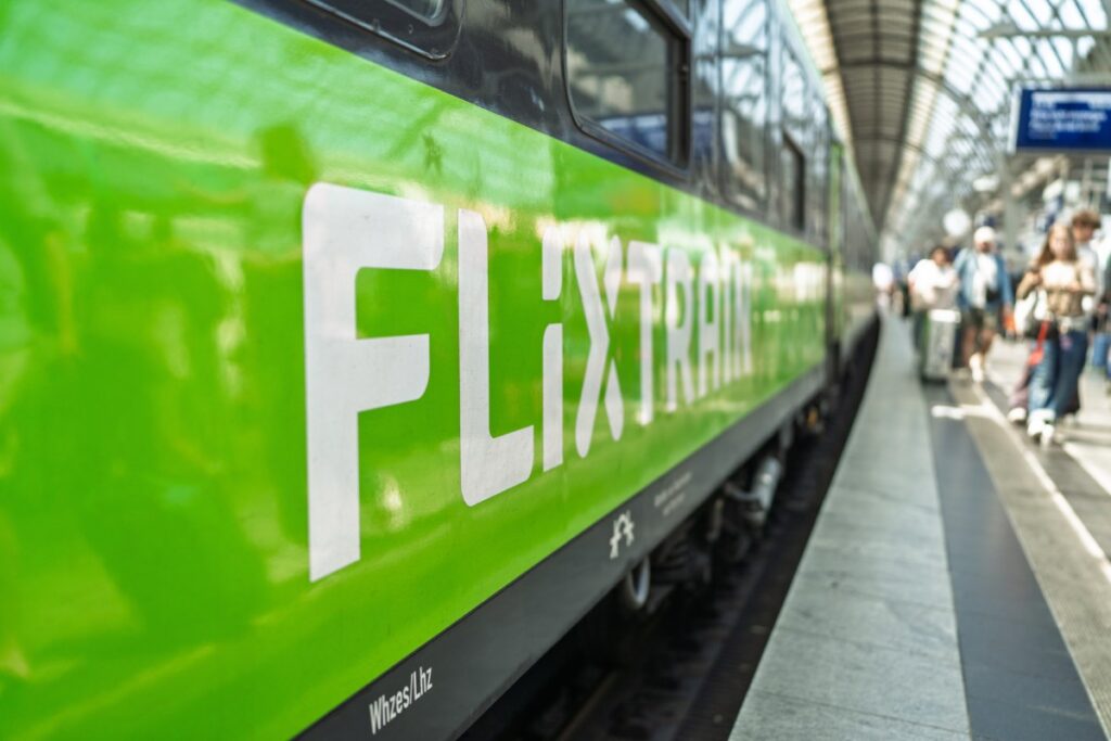 Nahaufnahme Flixtrain Zug am Bahnsteig