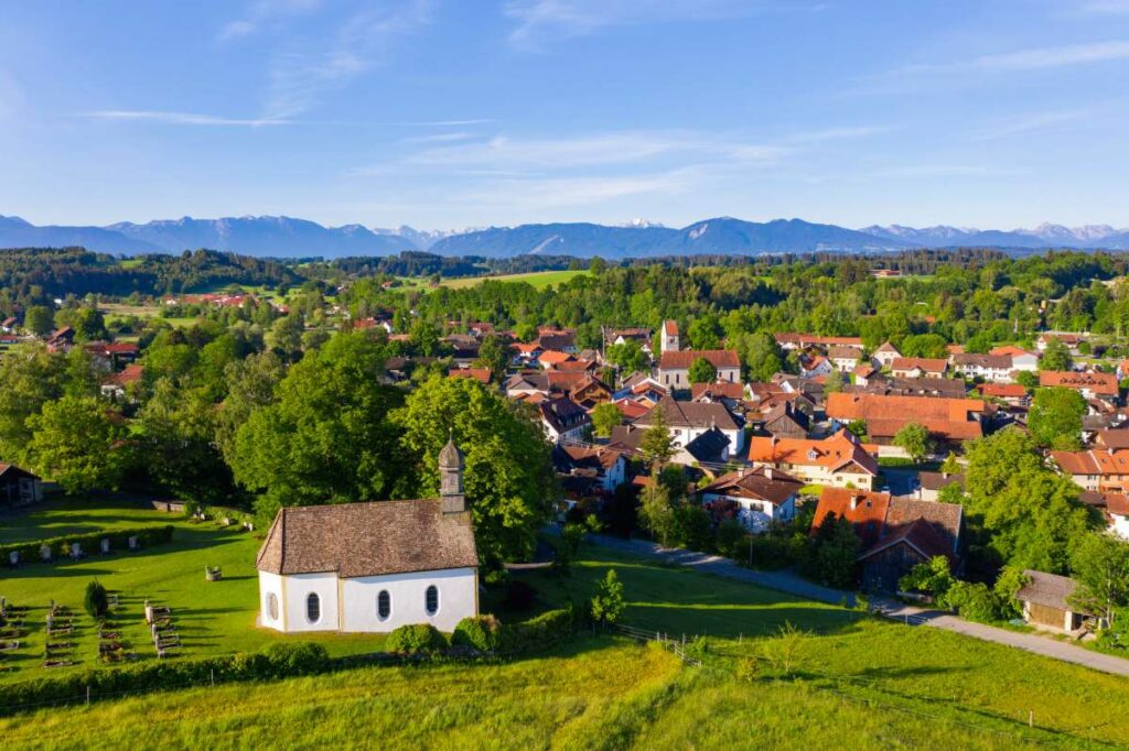 Blick auf den Ort Huglfing in Bayern, Deutschland