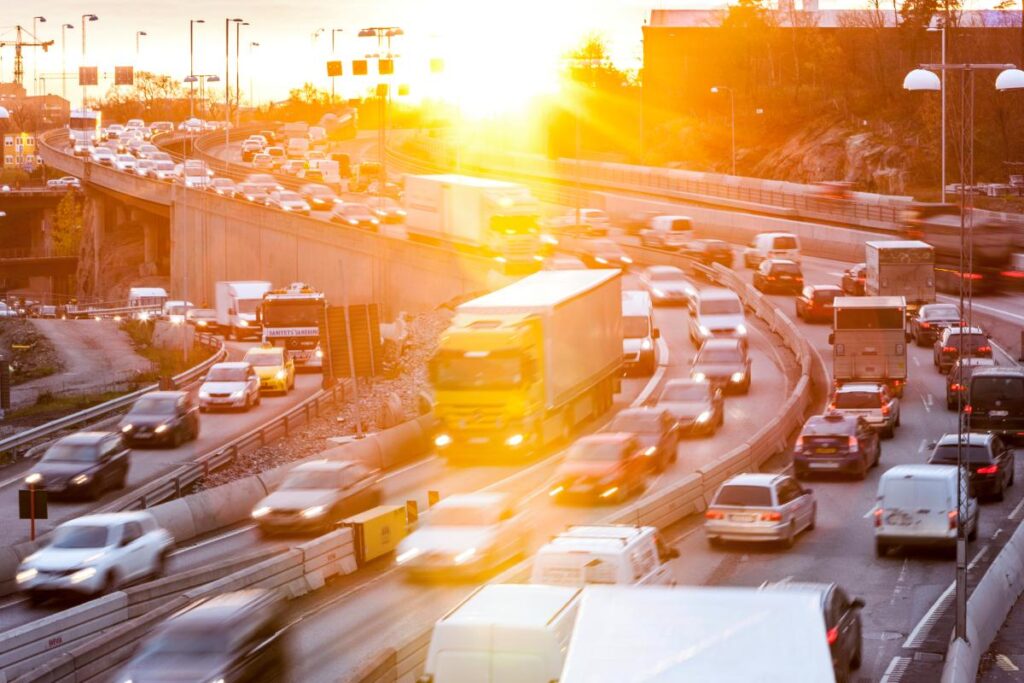 Autobahn mit zahlreichen Autos und LKW