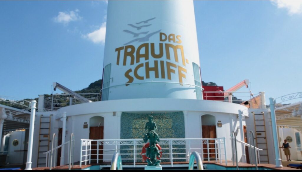 MS Deutschland mit Traumschiff-Logo