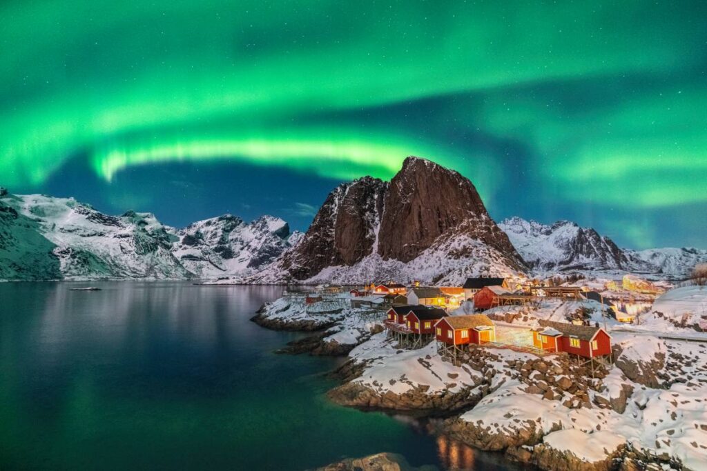 Nordlichter über Festhelltinden-Gipfel und Hamnoy, Lofoten-Inseln, Norwegen