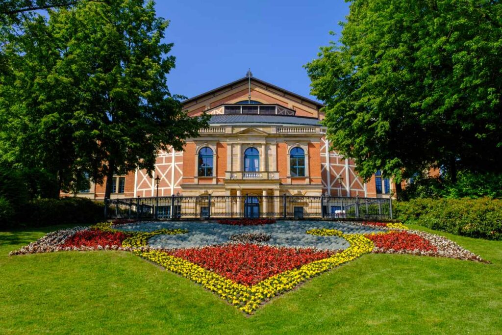 Bayreuther Festspielhaus mit Blumen