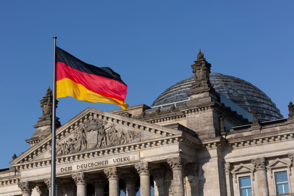 Nahaufnahme Reichtstagsgebäude (Bundestag) in Berlin mit deutscher Flagge