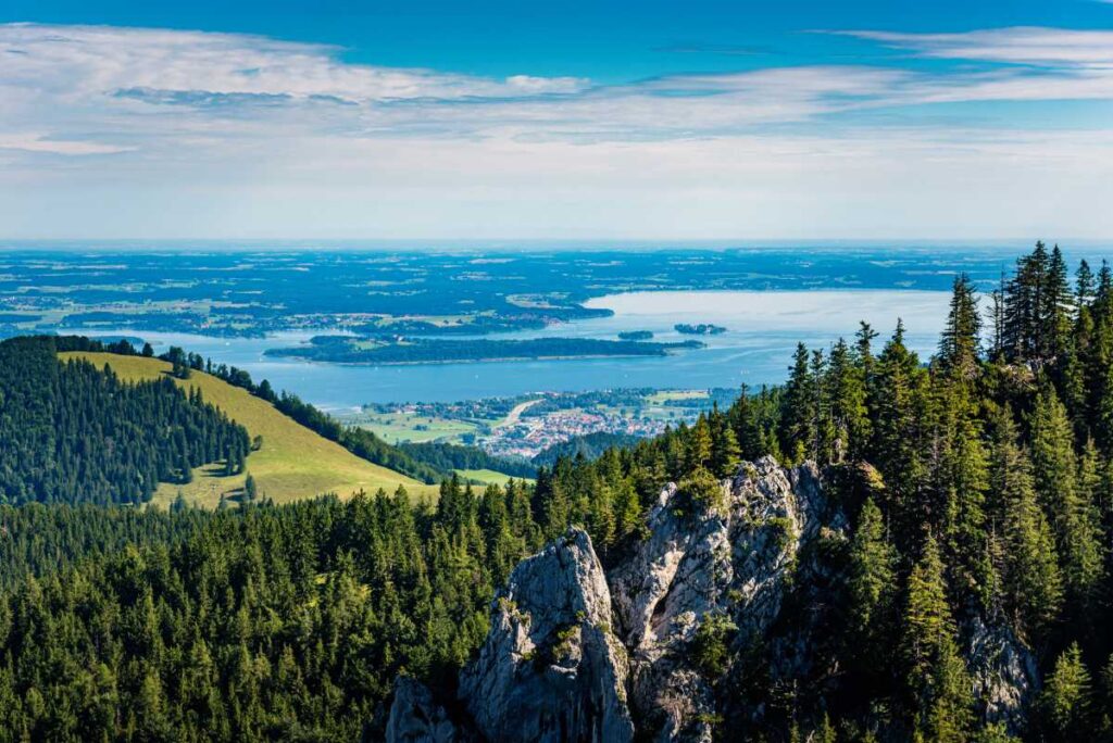 Chiemsee Panorama Blick mit Wald und Sonnenschein