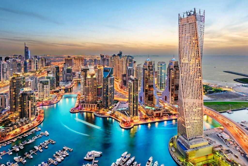 Dubai Skyline mit Marina in der Dämmerung