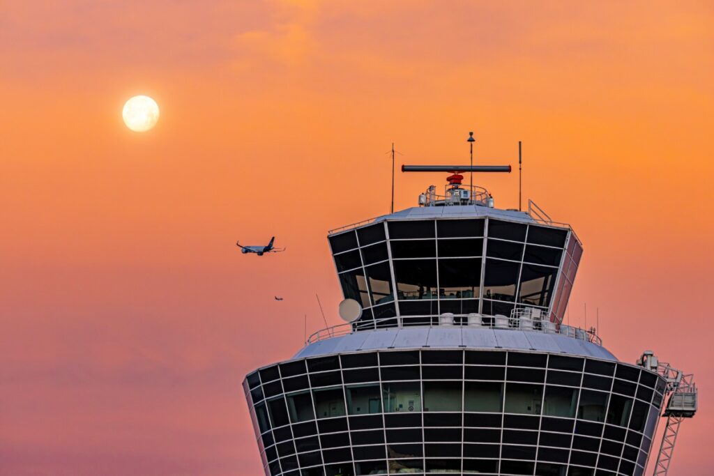 Flughafen München: Vollmond und Morgenrot über dem Tower
