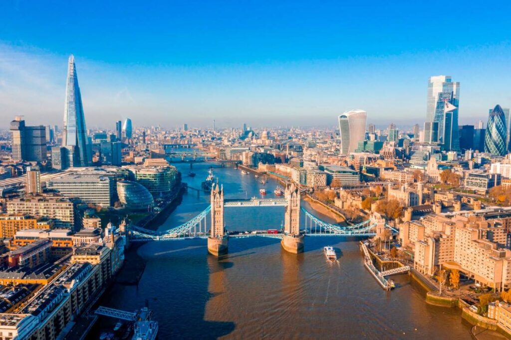 London Skyline mit Blick auf Themse und Tower Bridge