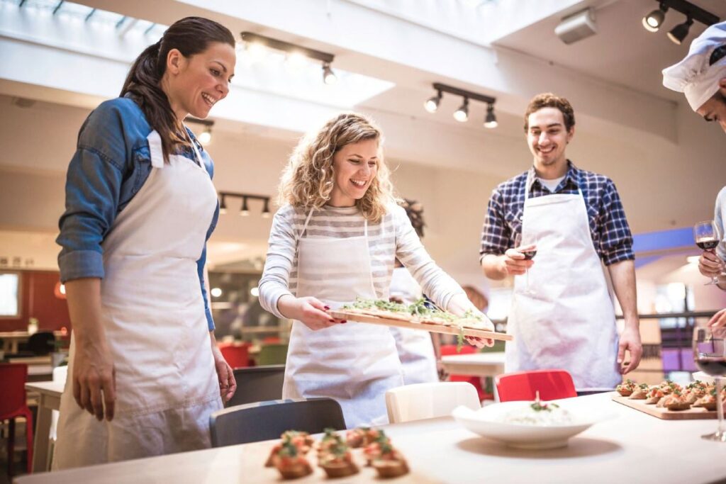 Fröhliche Menschen bei einem Kochkurs