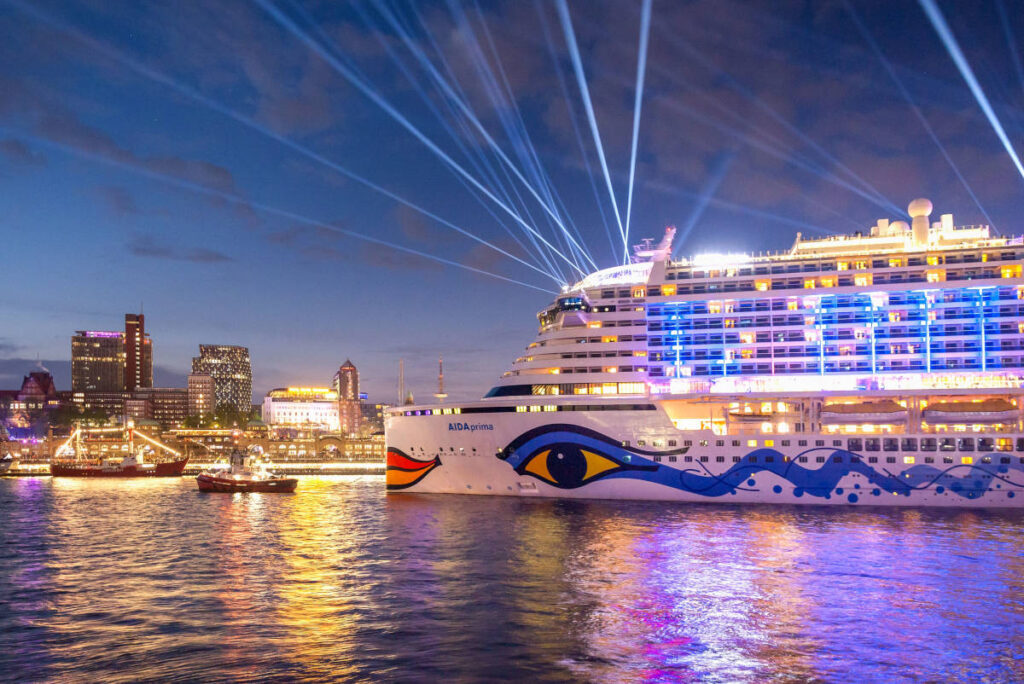 AIDA Cruises: 30. Geburtstag mit zwei Event-Reisen AIDAprima im Hamburger Hafen bei Nacht