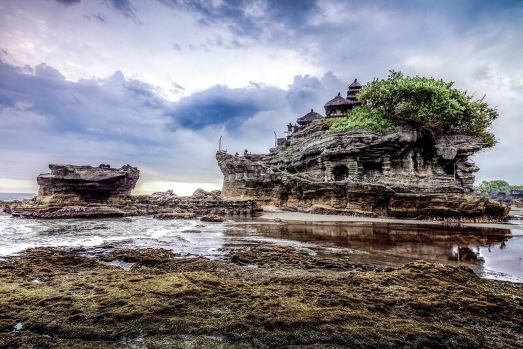 Urlaub auf Bali: Einreise bald nur noch mit Kontoauszügen möglich? Pura Tanah Lot auf Bali, der berühmte Meerestempel auf einem Felsen im Indischen Ozean bei Sonnenuntergang.