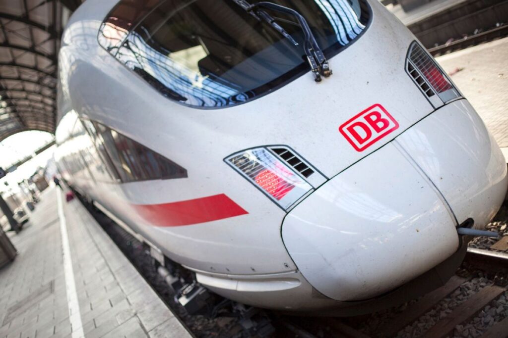 Deutsche Bahn ermöglicht günstige Bahnreisen: ICE-Flatrate für junge Menschen Nahe Frontalansicht eines ICE-Zugs der Deutschen Bahn