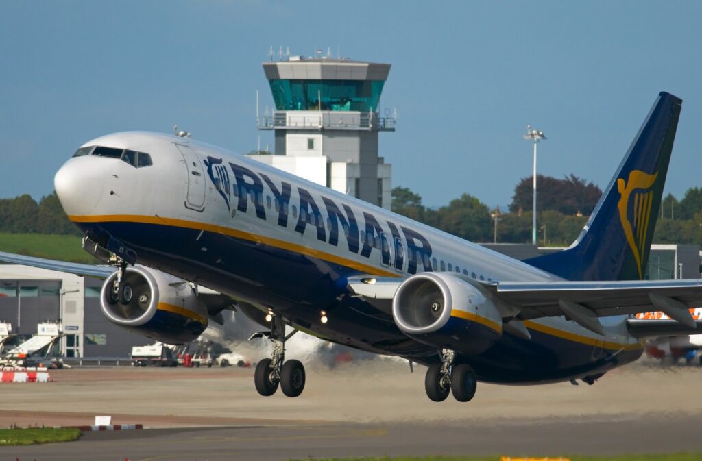 Ryanair steigert deutlich seine Sommer-Flüge aus Kroatien Ryanair-Maschine während des Abhebens auf der Startbahn eines Flughafens