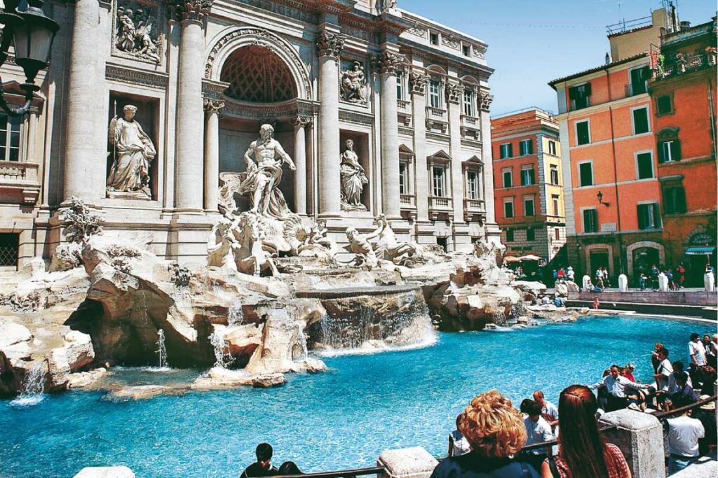 Trevi Brunnen in Rom mit Besuchern