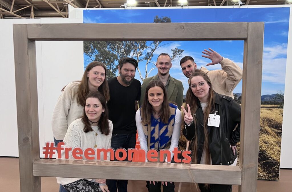 Das sonnenklar.TV-Team posiert im f.re.e-moments-Frame auf der Reise- und Freizeitmesse f.re.e 2025 in München.