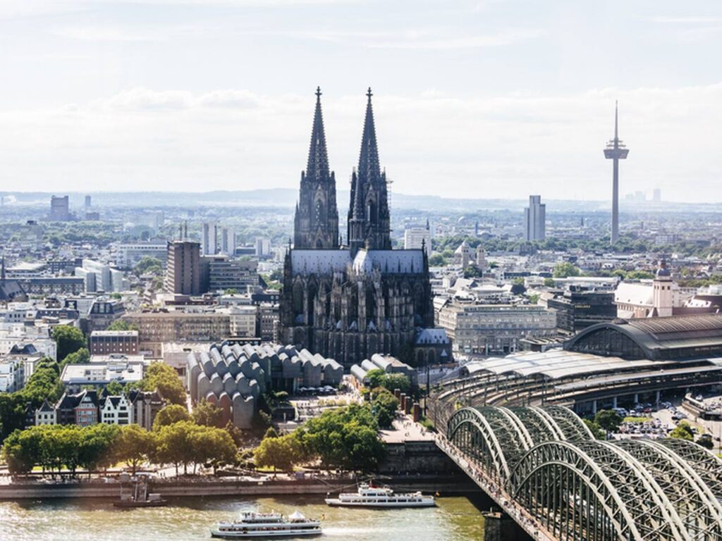 Der Kölner Dom gehört zu den bekanntesten Wahrzeichen der Stadt. Wer ihn besuchen möchte, muss ab Sommer Eintritt zahlen.