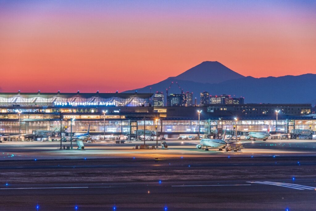 Japan Einreise: ab 2028 mit neuer Einreise-Regel JESPA Flughafen Vorfeld Toko in Abendstimmung mit Blick auf den Berg Fuji