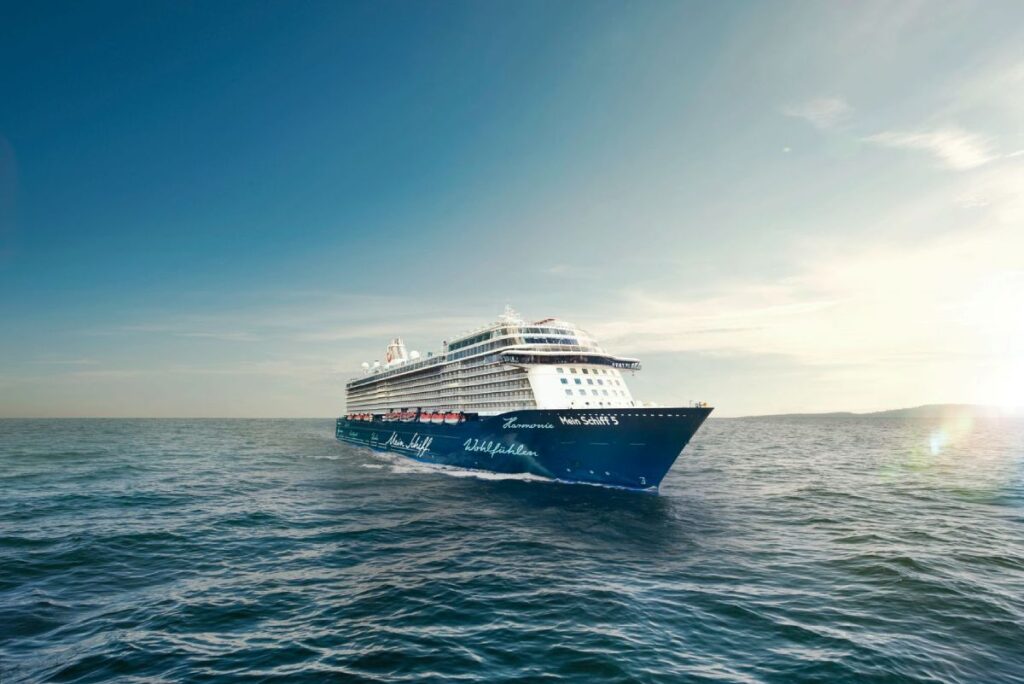 Mein Schiff 5 - Kreuzfahrtschiff von TUI Cruises auf dem Wasser